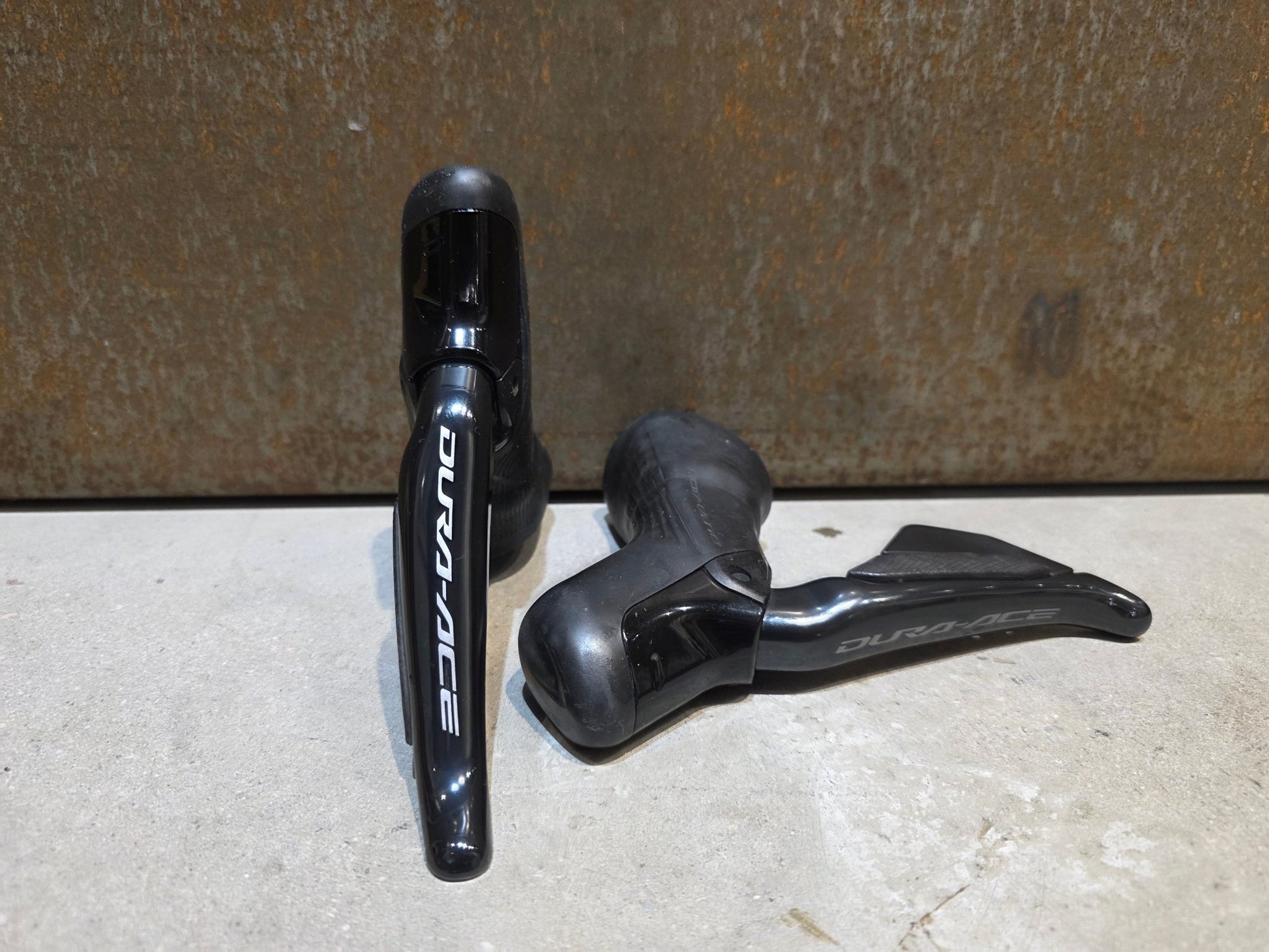 Schaltgruppen von Sram, SHIMANO DURA ACE DI2 9270 SCHALTGRUPPE 2X12 FACH vor USEDBIKES - OB.DE Hintergrund