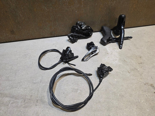 Schaltgruppen von Sram, SHIMANO DURA ACE DI2 9270 SCHALTGRUPPE 2X12 FACH vor USEDBIKES - OB.DE Hintergrund