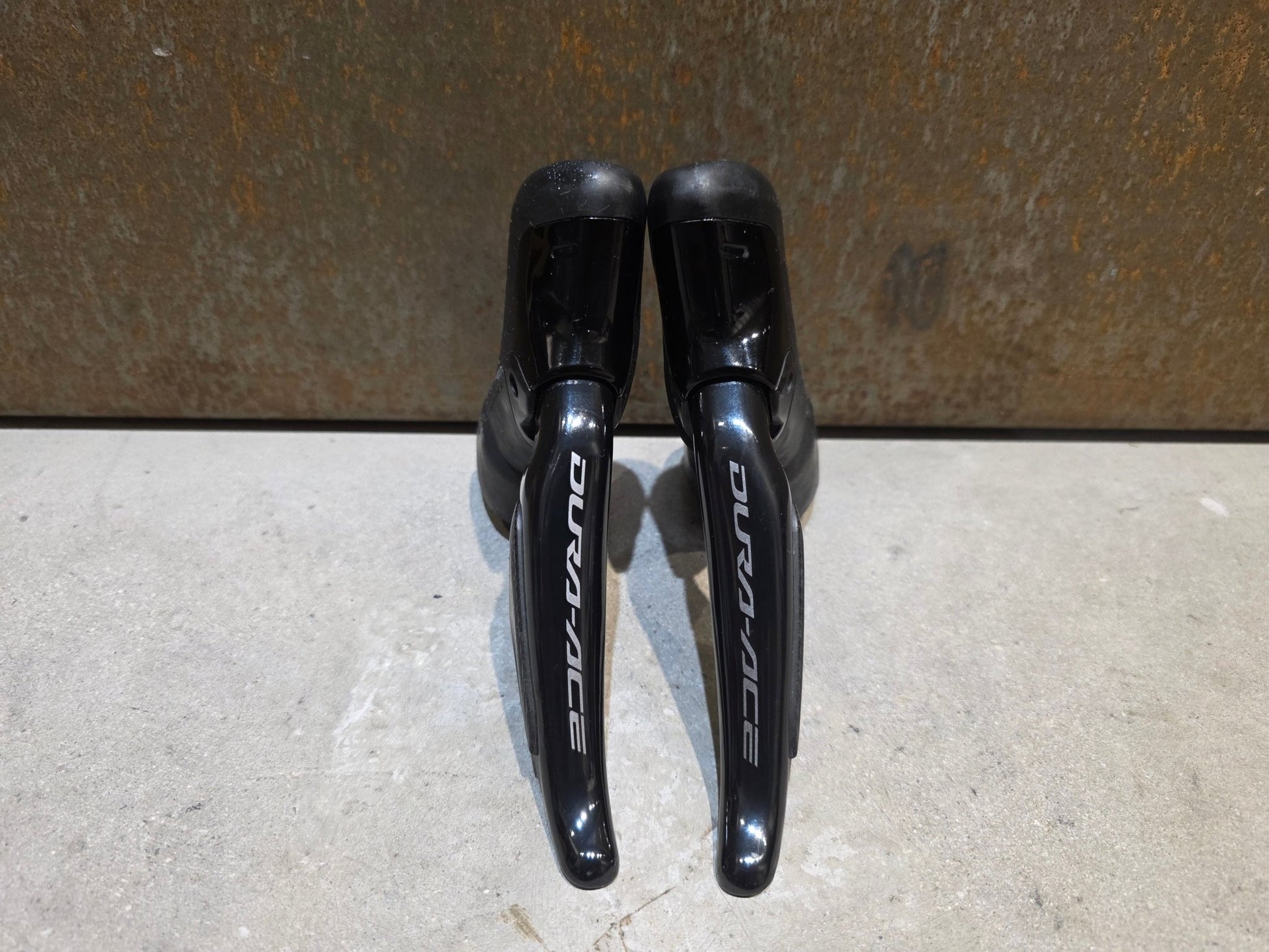 Schaltgruppen von Sram, SHIMANO DURA ACE DI2 9270 SCHALTGRUPPE 2X12 FACH vor USEDBIKES - OB.DE Hintergrund