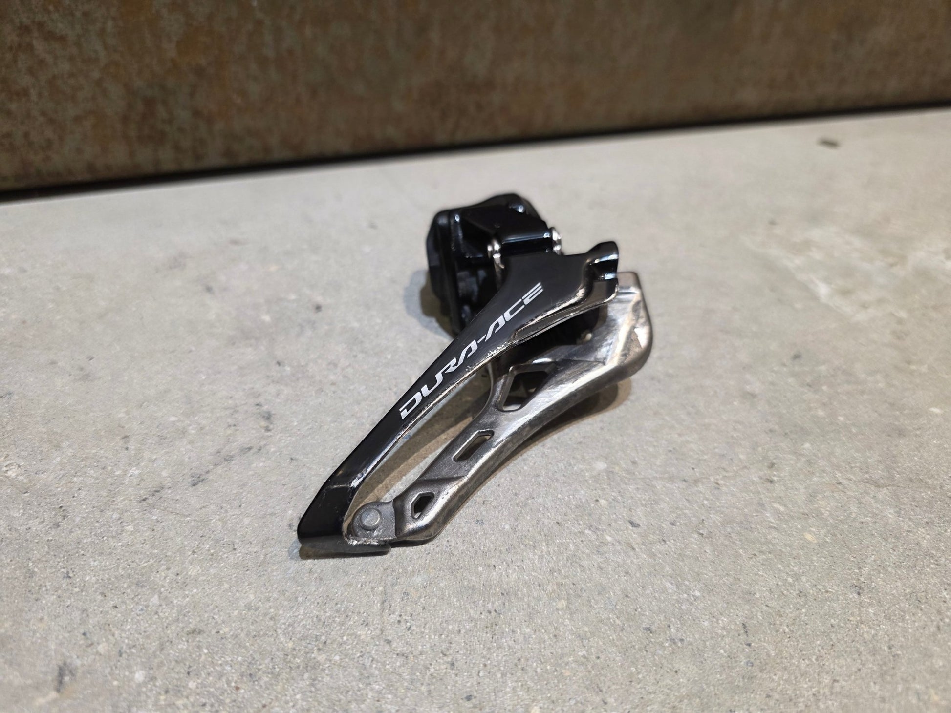 Schaltgruppen von Sram, SHIMANO DURA ACE DI2 9270 SCHALTGRUPPE 2X12 FACH vor USEDBIKES - OB.DE Hintergrund