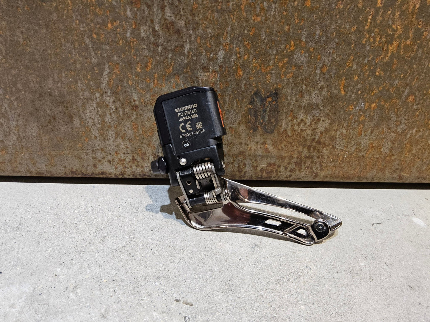 Schaltungsteile von Shimano, SHIMANO DURA ACE DI2 FD - R9150 UMWERFER 2 X 11 FACH vor USEDBIKES - OB.DE Hintergrund