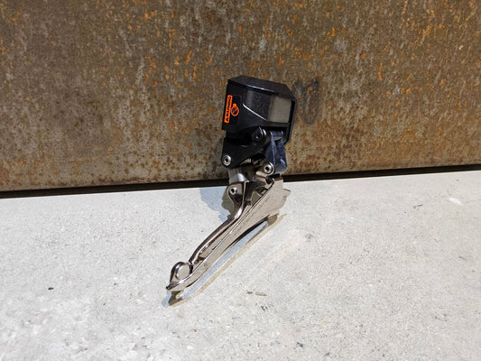 Schaltungsteile von Shimano, SHIMANO DURA ACE DI2 FD - R9150 UMWERFER 2 X 11 FACH vor USEDBIKES - OB.DE Hintergrund