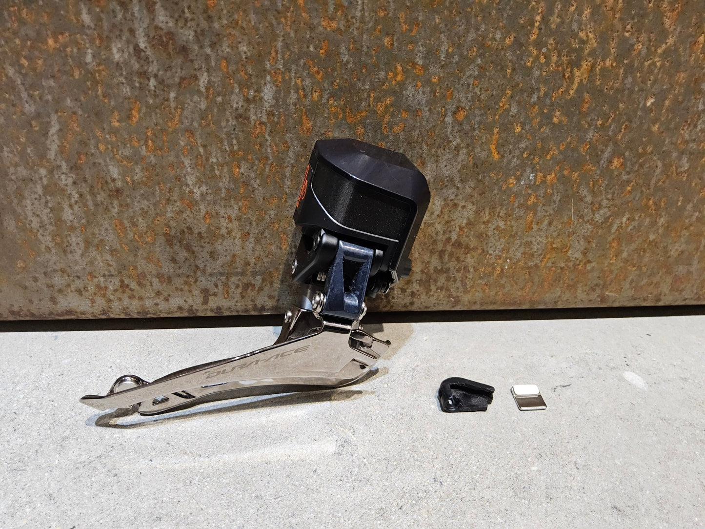 Schaltungsteile von Shimano, SHIMANO DURA ACE DI2 FD - R9150 UMWERFER 2 X 11 FACH vor USEDBIKES - OB.DE Hintergrund