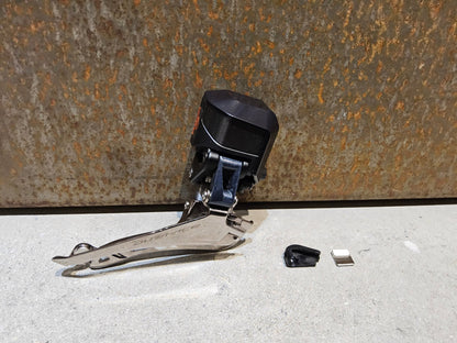 Schaltungsteile von Shimano, SHIMANO DURA ACE DI2 FD - R9150 UMWERFER 2 X 11 FACH vor USEDBIKES - OB.DE Hintergrund
