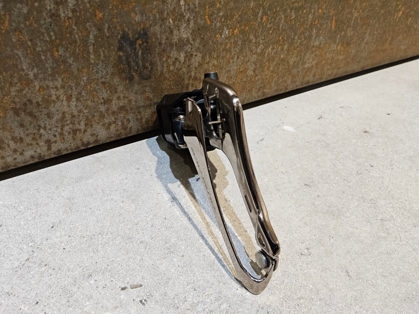 Schaltungsteile von Shimano, SHIMANO DURA ACE DI2 FD - R9150 UMWERFER 2 X 11 FACH vor USEDBIKES - OB.DE Hintergrund