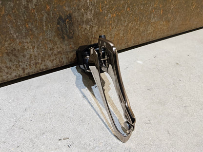 Schaltungsteile von Shimano, SHIMANO DURA ACE DI2 FD - R9150 UMWERFER 2 X 11 FACH vor USEDBIKES - OB.DE Hintergrund