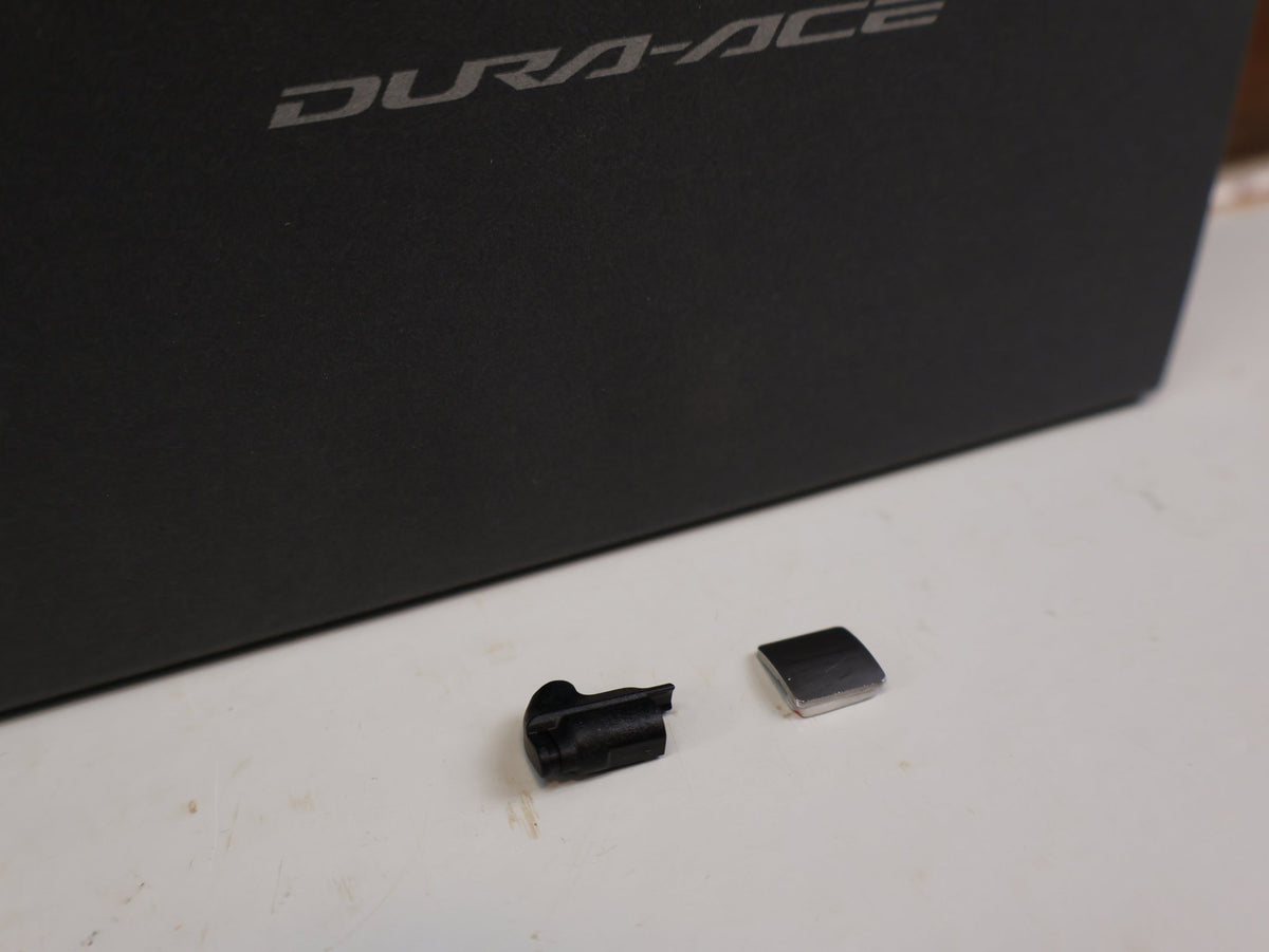 Schaltungsteile von Shimano, Shimano Dura-Ace Di2 FD-R9250 Umwerfer 2x12 Anlöt Schwarz vor USEDBIKES-OB.DE Hintergrund
