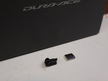 Schaltungsteile von Shimano, Shimano Dura-Ace Di2 FD-R9250 Umwerfer 2x12 Anlöt Schwarz vor USEDBIKES-OB.DE Hintergrund