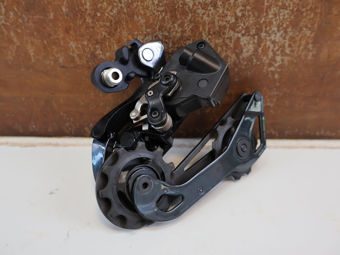 Schaltgruppen von Shimano, SHIMANO DURA-ACE DI2 R9150 R9170 / ELEKTRONISCHE SCHALTGRUPPE 2X11 FACH / SCHEIBENBREMSE vor USEDBIKES-OB.DE Hintergrund