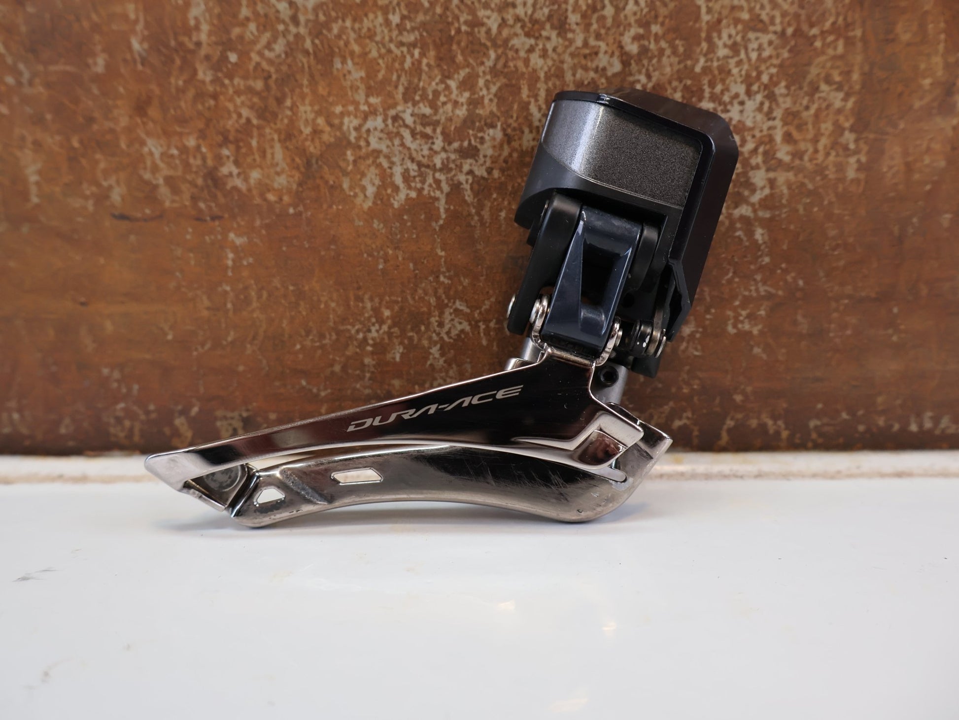Schaltgruppen von Shimano, SHIMANO DURA-ACE DI2 R9150 R9170 / ELEKTRONISCHE SCHALTGRUPPE 2X11 FACH / SCHEIBENBREMSE vor USEDBIKES-OB.DE Hintergrund
