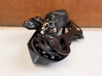 Schaltungsteile von Shimano, Shimano Dura-Ace Di2 RD-R9250 12-fach Schaltwerk Carbon vor USEDBIKES-OB.DE Hintergrund