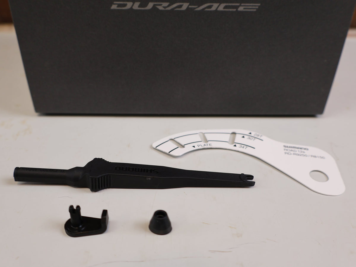 Schaltungsteile von Shimano, Shimano Dura-Ace Di2 RD-R9250 12-fach Schaltwerk Carbon vor USEDBIKES-OB.DE Hintergrund