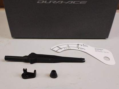 Schaltungsteile von Shimano, Shimano Dura-Ace Di2 RD-R9250 12-fach Schaltwerk Carbon vor USEDBIKES-OB.DE Hintergrund