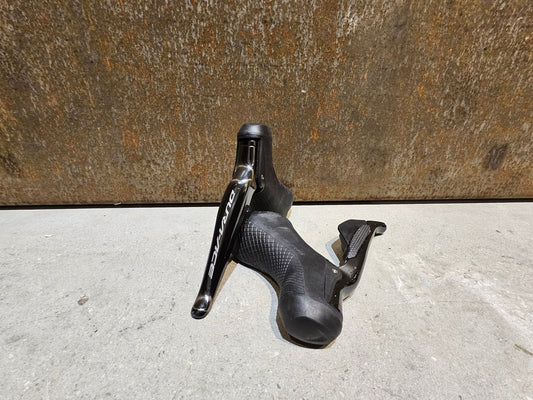 Brems - / Schalthebel von Shimano, SHIMANO DURA ACE DI2 SCHEIBENBREMSEN - SET ST - R9170 + BR - R9170 2 X 11FACH vor USEDBIKES - OB.DE Hintergrund