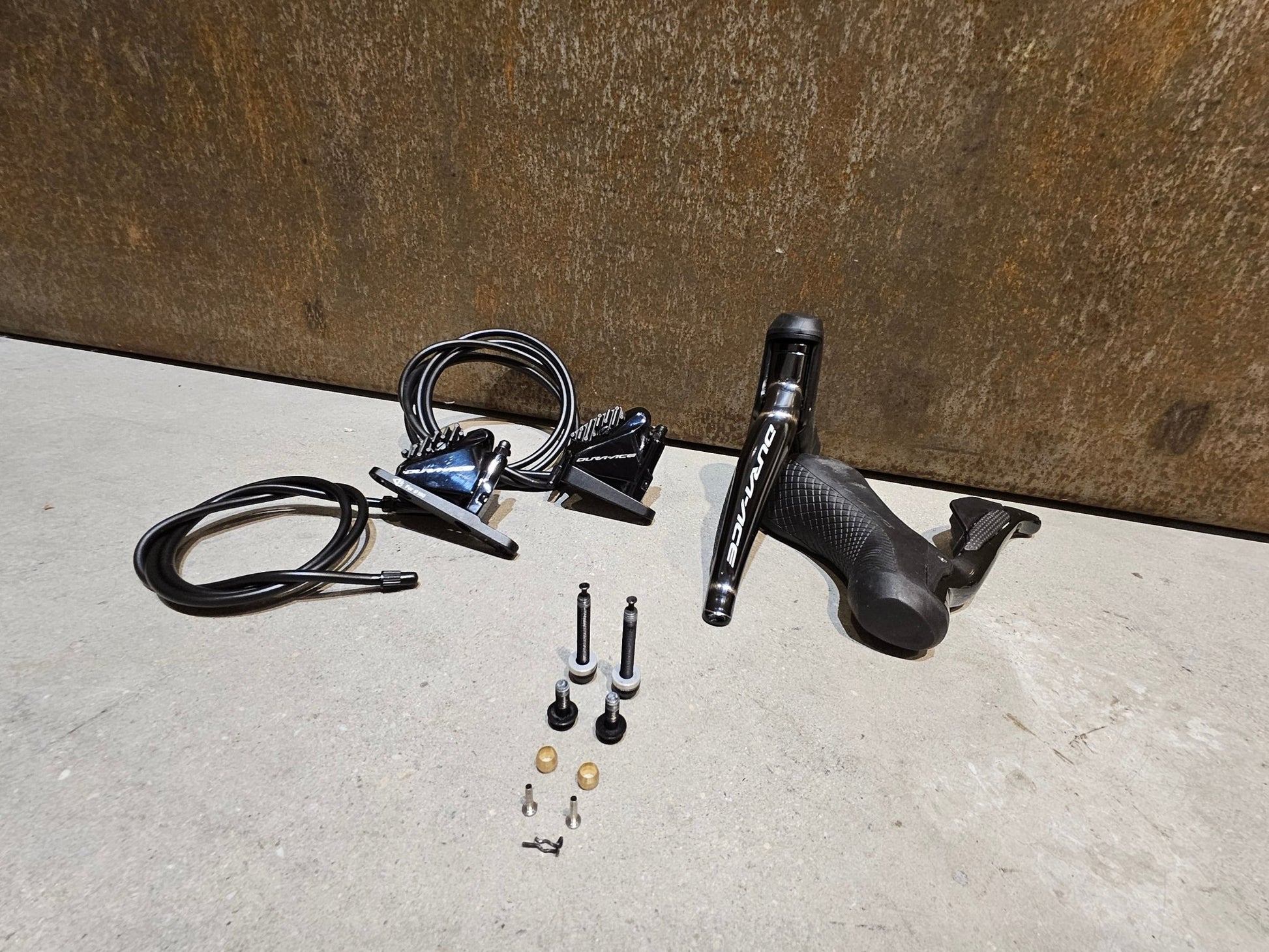 Brems - / Schalthebel von Shimano, SHIMANO DURA ACE DI2 SCHEIBENBREMSEN - SET ST - R9170 + BR - R9170 2 X 11FACH vor USEDBIKES - OB.DE Hintergrund
