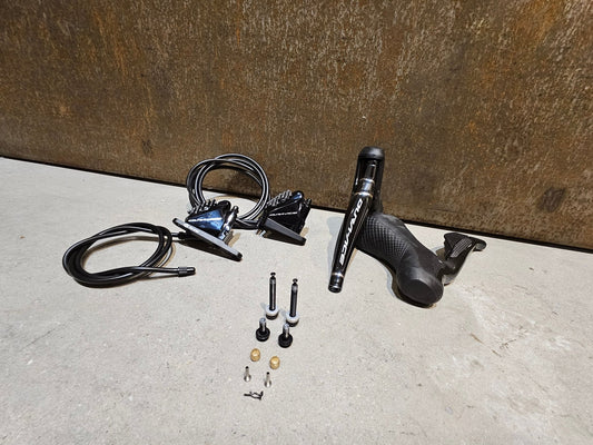 Brems - / Schalthebel von Shimano, SHIMANO DURA ACE DI2 SCHEIBENBREMSEN - SET ST - R9170 + BR - R9170 2 X 11FACH vor USEDBIKES - OB.DE Hintergrund