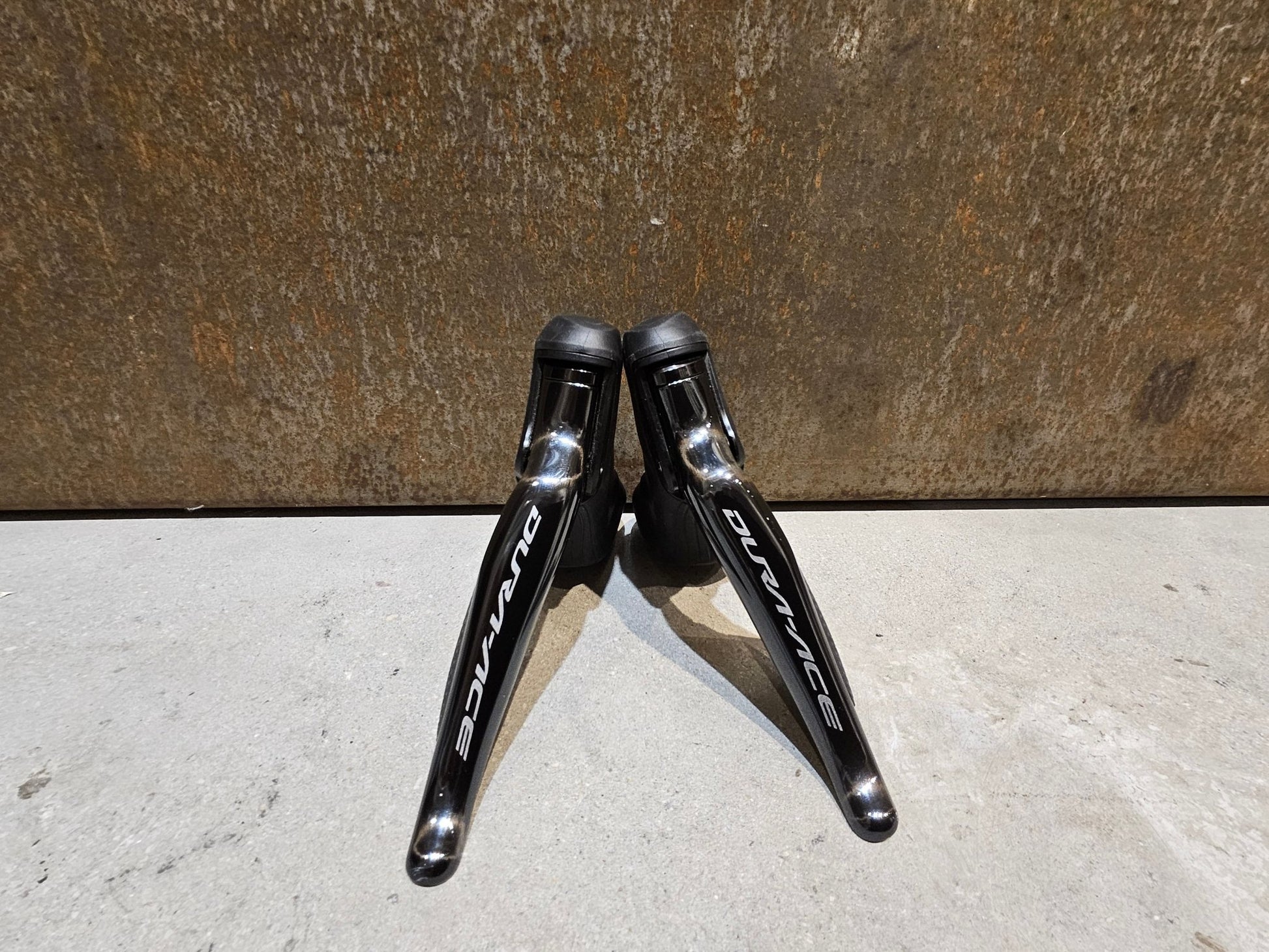 Brems - / Schalthebel von Shimano, SHIMANO DURA ACE DI2 SCHEIBENBREMSEN - SET ST - R9170 + BR - R9170 2 X 11FACH vor USEDBIKES - OB.DE Hintergrund