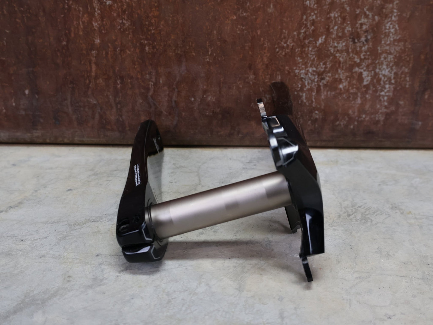 Kurbel von Shimano, SHIMANO DURA ACE FC - R9100 KURBELARME 2X11 FACH 175MM vor USEDBIKES - OB.DE Hintergrund