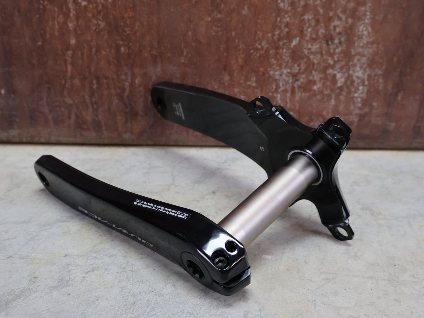 Kurbel von Shimano, SHIMANO DURA ACE FC - R9100 KURBELARME 2X11 FACH 175MM vor USEDBIKES - OB.DE Hintergrund