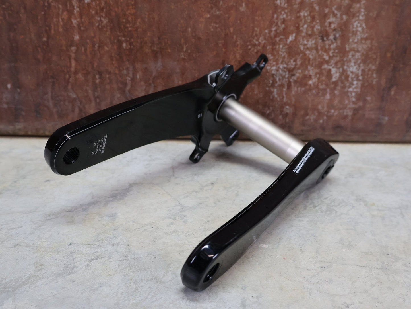 Kurbel von Shimano, SHIMANO DURA ACE FC - R9100 KURBELARME 2X11 FACH 175MM vor USEDBIKES - OB.DE Hintergrund