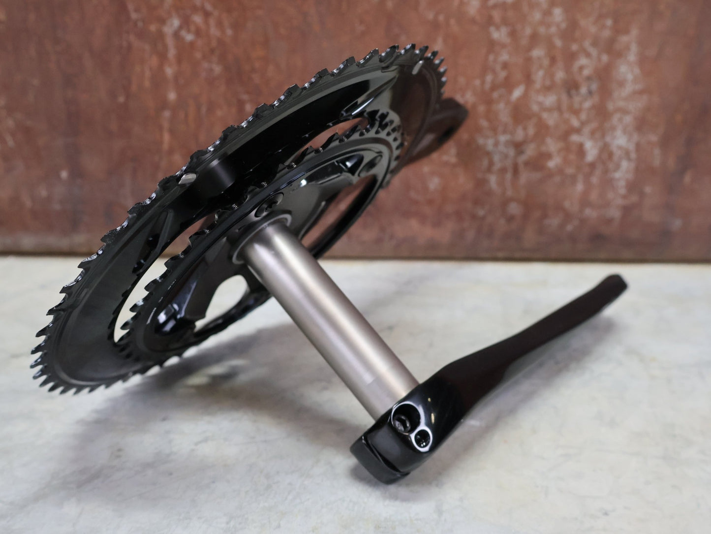 Kurbel von Shimano, SHIMANO DURA ACE FC - R9200 KURBELGARNITUR 2X11 FACH 52/36 ZÄHNE 172.5MM vor USEDBIKES - OB.DE Hintergrund