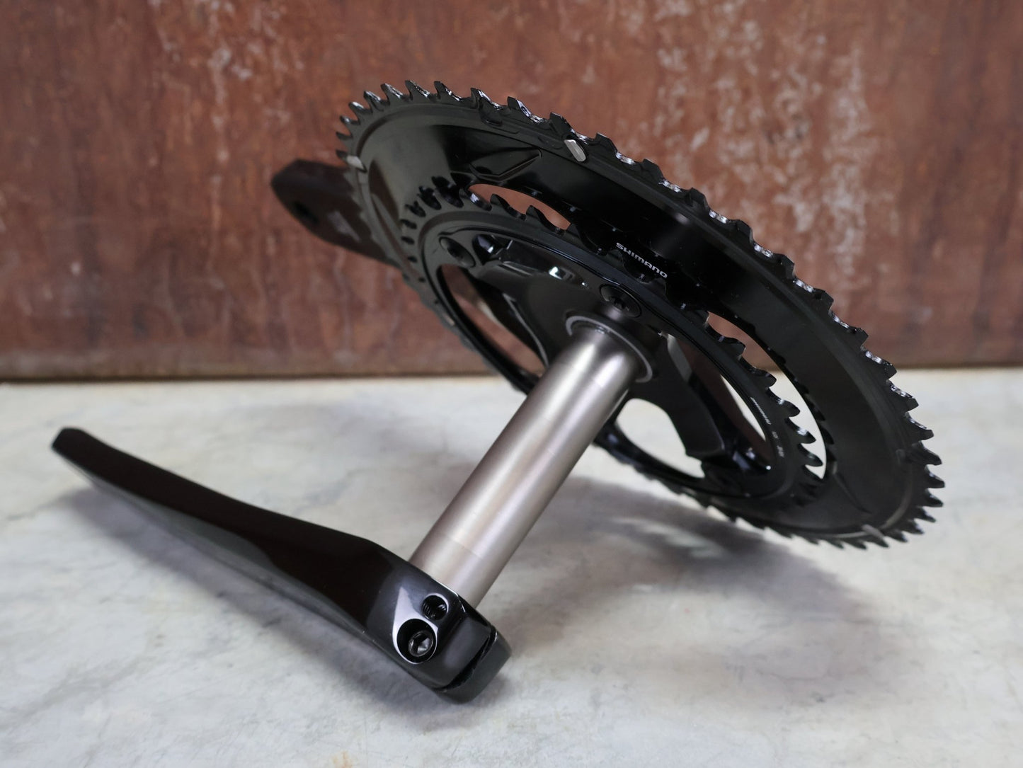 Kurbel von Shimano, SHIMANO DURA ACE FC - R9200 KURBELGARNITUR 2X11 FACH 52/36 ZÄHNE 172.5MM vor USEDBIKES - OB.DE Hintergrund