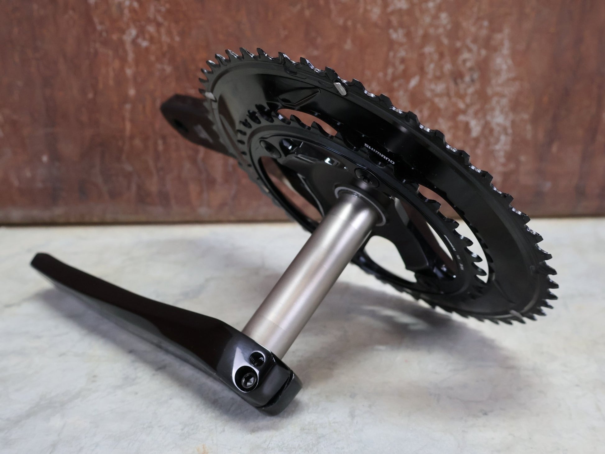 Kurbel von Shimano, SHIMANO DURA ACE FC - R9200 KURBELGARNITUR 2X11 FACH 52/36 ZÄHNE 172.5MM vor USEDBIKES - OB.DE Hintergrund