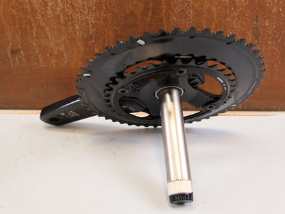 Kurbel von Shimano, Shimano Dura-Ace FC-R9200-P Powermeter Kurbel 170mm 50-34 vor USEDBIKES-OB.DE Hintergrund
