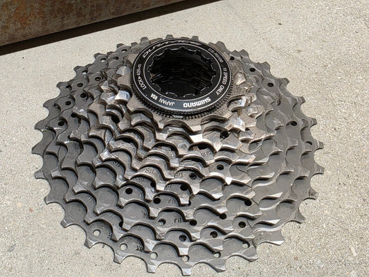 Kassette & Zahnkränze von Shimano, SHIMANO DURA ACE KASSETTE CS - R9100 11 - 30 ZAHNKRANZ vor USEDBIKES - OB.DE Hintergrund