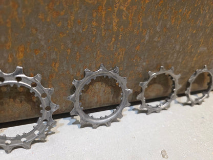 Kassette & Zahnkränze von Shimano, SHIMANO DURA ACE KASSETTE CS - R9200 12 FACH 11 - 30 ZÄHNE vor USEDBIKES - OB.DE Hintergrund