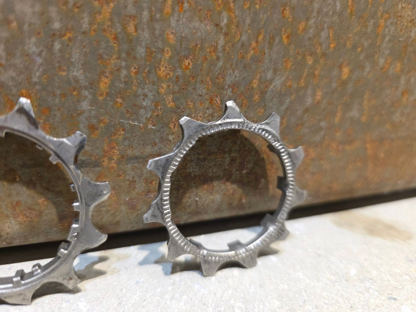 Kassette & Zahnkränze von Shimano, SHIMANO DURA ACE KASSETTE CS - R9200 12 FACH 11 - 30 ZÄHNE vor USEDBIKES - OB.DE Hintergrund