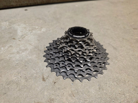 Kassette & Zahnkränze von Shimano, SHIMANO DURA ACE KASSETTE CS - R9200 12 FACH 11 - 30 ZÄHNE vor USEDBIKES - OB.DE Hintergrund