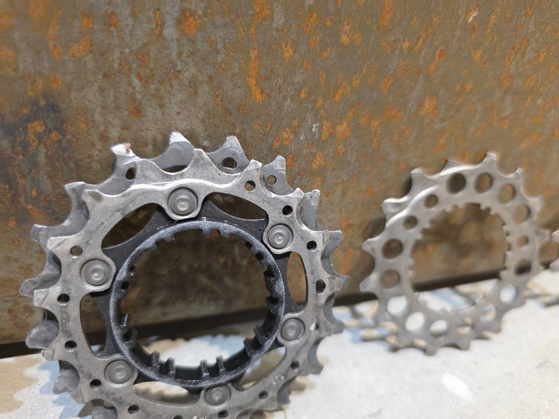 Kassette & Zahnkränze von Shimano, SHIMANO DURA ACE KASSETTE CS - R9200 12 FACH 11 - 30 ZÄHNE vor USEDBIKES - OB.DE Hintergrund