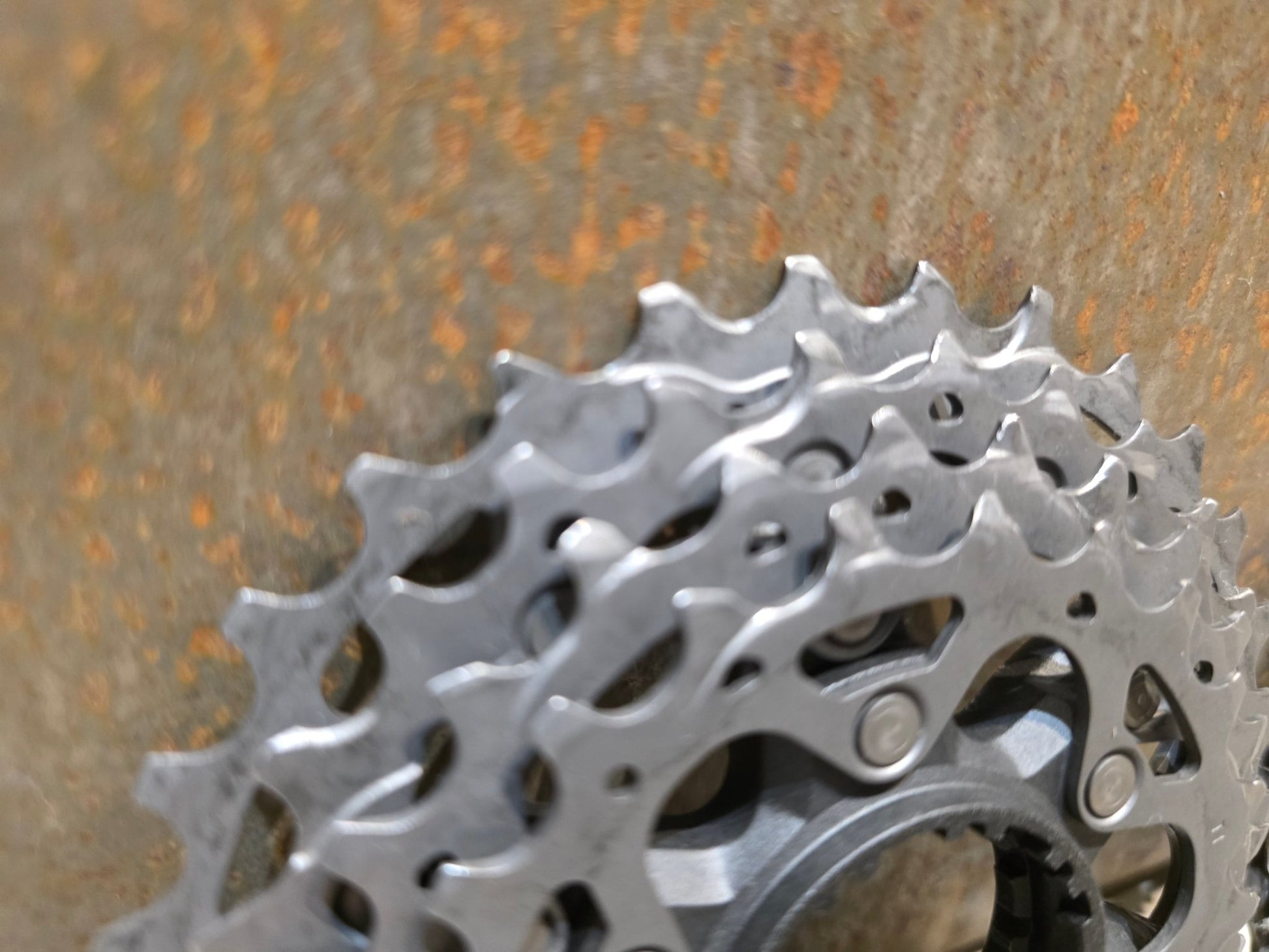 Kassette & Zahnkränze von Shimano, SHIMANO DURA ACE KASSETTE CS - R9200 12 FACH 11 - 30 ZÄHNE vor USEDBIKES - OB.DE Hintergrund