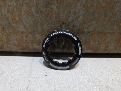 Kassette & Zahnkränze von Shimano, SHIMANO DURA ACE KASSETTE CS - R9200 12 FACH 11 - 30 ZÄHNE vor USEDBIKES - OB.DE Hintergrund
