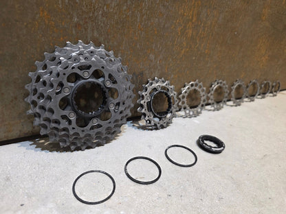 Kassette & Zahnkränze von Shimano, SHIMANO DURA ACE KASSETTE CS - R9200 12 FACH 11 - 30 ZÄHNE vor USEDBIKES - OB.DE Hintergrund