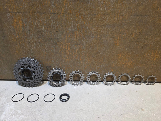 Kassette & Zahnkränze von Shimano, SHIMANO DURA ACE KASSETTE CS - R9200 12 FACH 11 - 30 ZÄHNE vor USEDBIKES - OB.DE Hintergrund