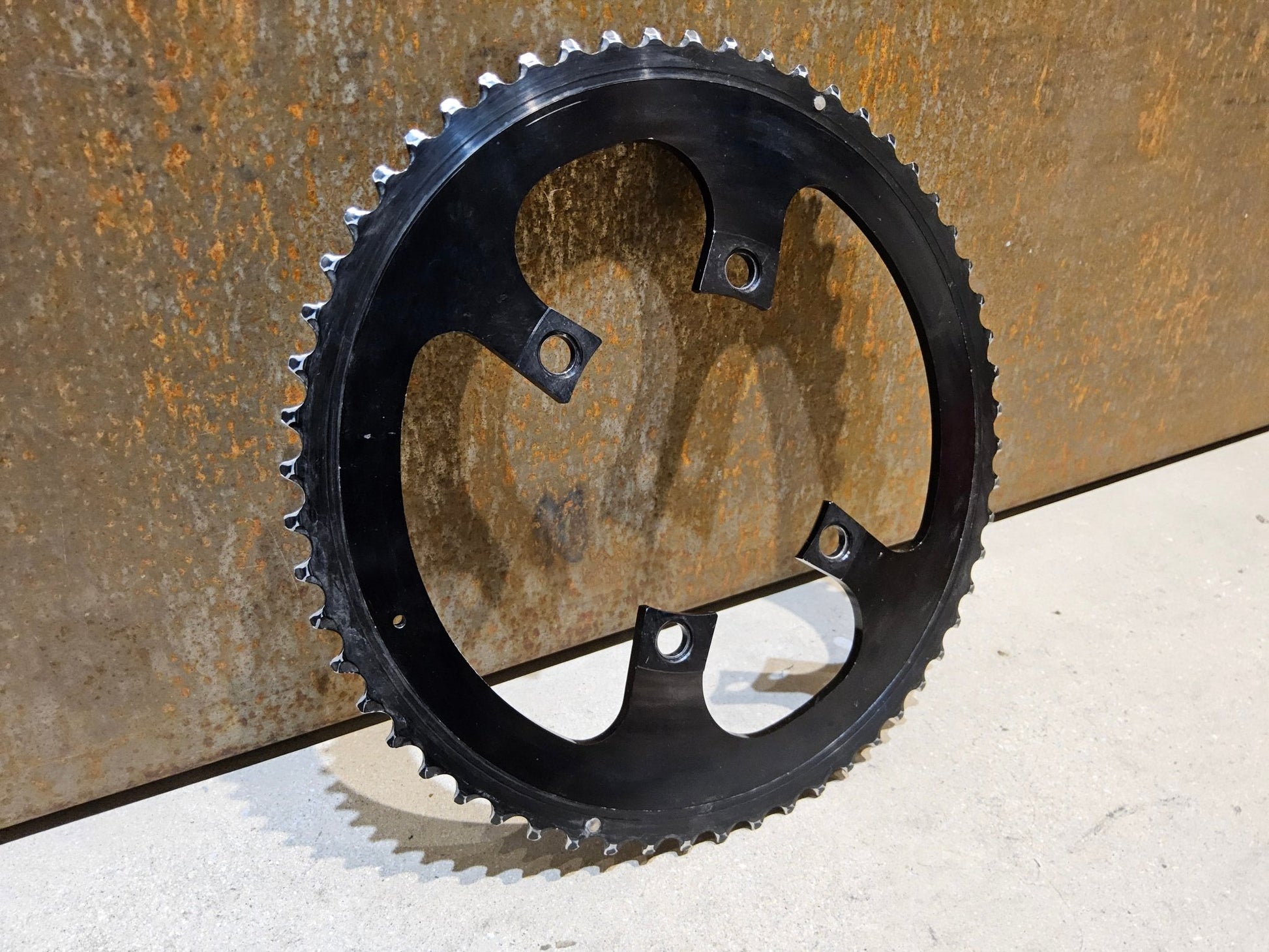 Kettenblatt von Shimano, SHIMANO DURA ACE KETTENBLATT FC - R9000 58 ZÄHNE in variant_title vor USEDBIKES - OB.DE Hintergrund