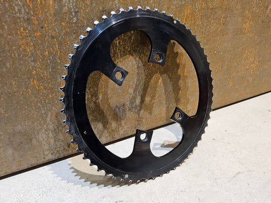 Kettenblatt von Shimano, SHIMANO DURA ACE KETTENBLATT FC - R9000 58 ZÄHNE in variant_title vor USEDBIKES - OB.DE Hintergrund