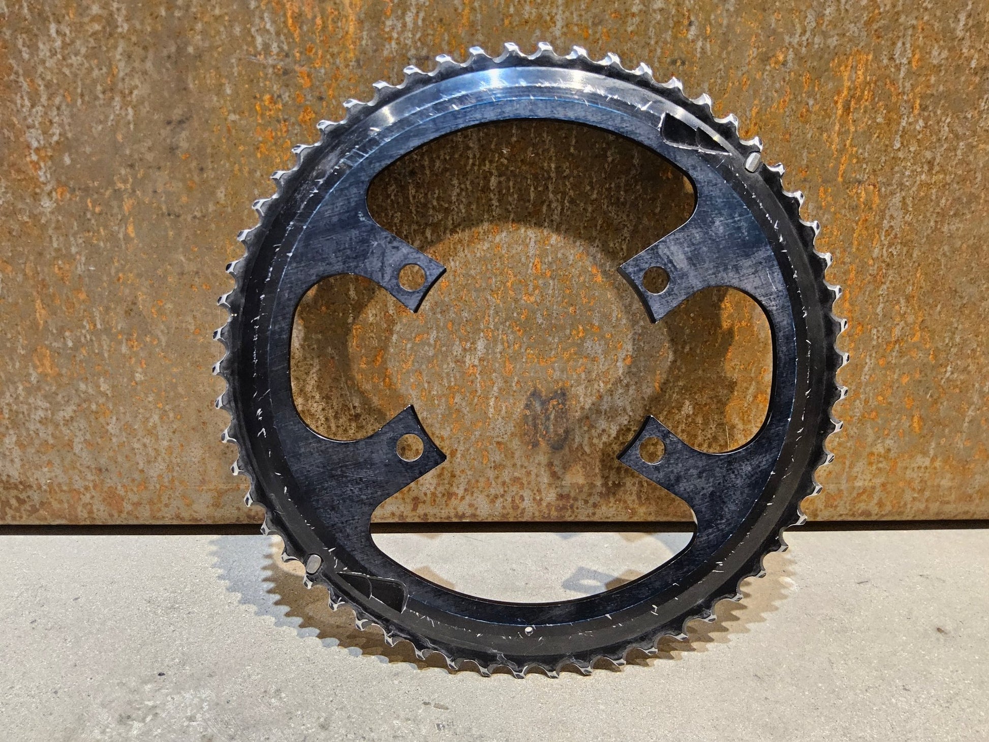 Kettenblatt von Shimano, SHIMANO DURA ACE KETTENBLATT FC - R9000 58 ZÄHNE in variant_title vor USEDBIKES - OB.DE Hintergrund