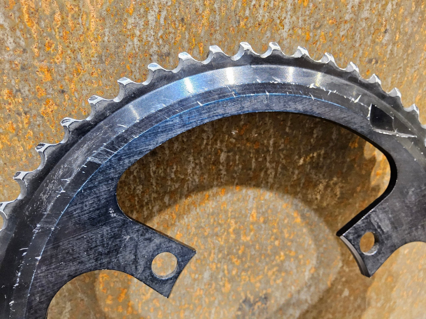 Kettenblatt von Shimano, SHIMANO DURA ACE KETTENBLATT FC - R9000 58 ZÄHNE in variant_title vor USEDBIKES - OB.DE Hintergrund