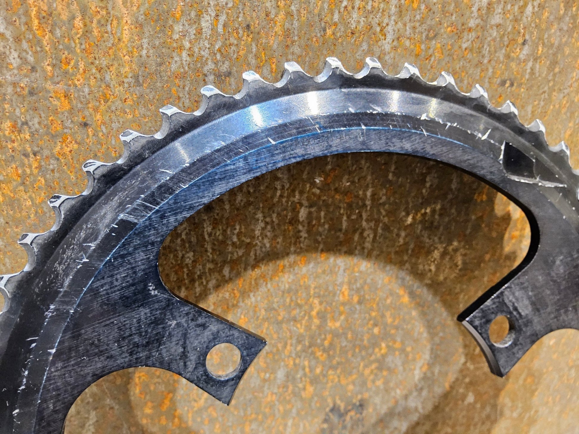 Kettenblatt von Shimano, SHIMANO DURA ACE KETTENBLATT FC - R9000 58 ZÄHNE in variant_title vor USEDBIKES - OB.DE Hintergrund