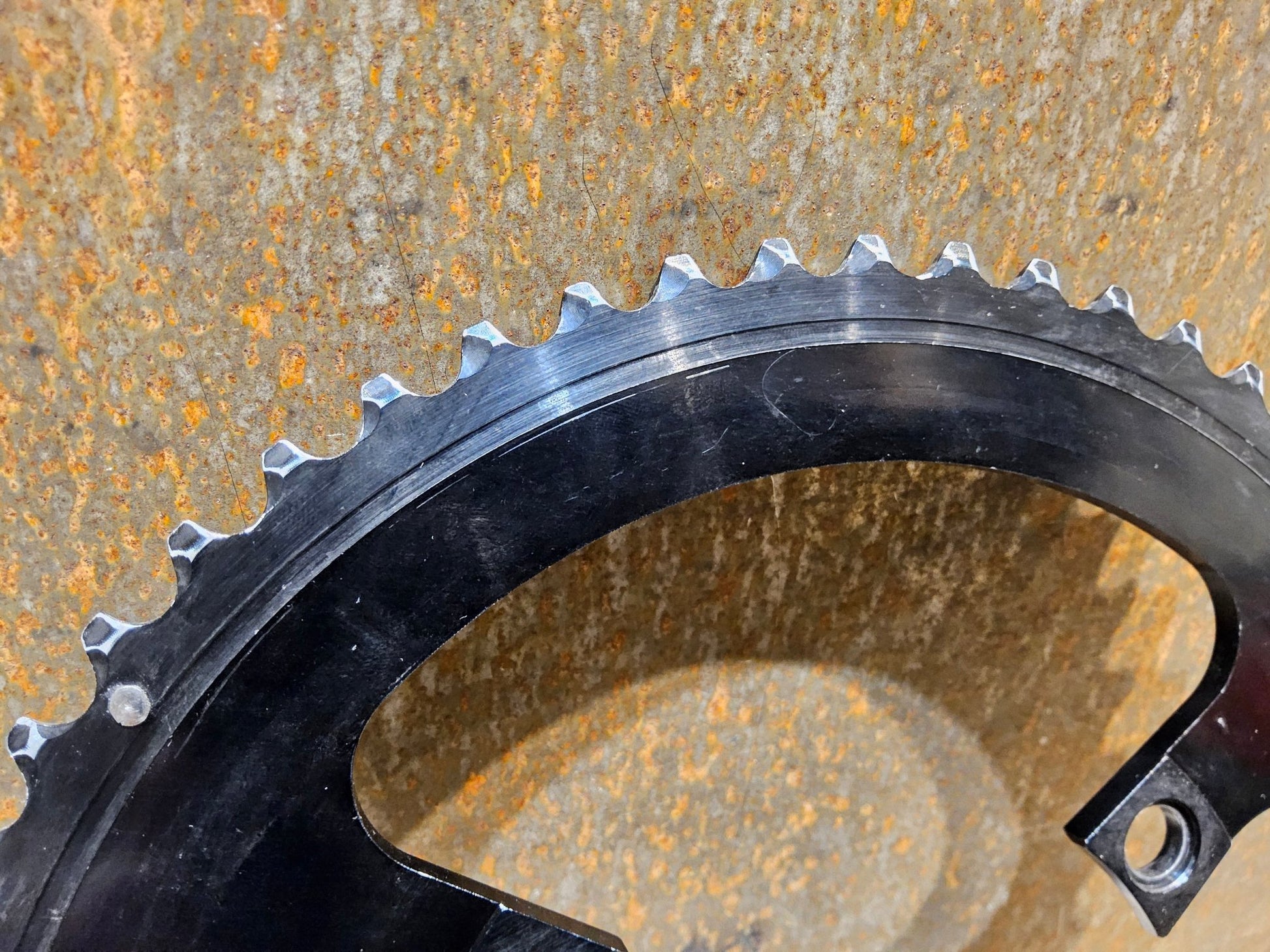 Kettenblatt von Shimano, SHIMANO DURA ACE KETTENBLATT FC - R9000 58 ZÄHNE in variant_title vor USEDBIKES - OB.DE Hintergrund