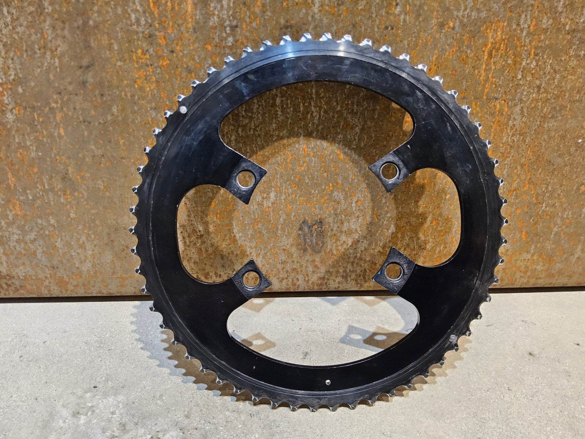 Kettenblatt von Shimano, SHIMANO DURA ACE KETTENBLATT FC - R9000 58 ZÄHNE in variant_title vor USEDBIKES - OB.DE Hintergrund