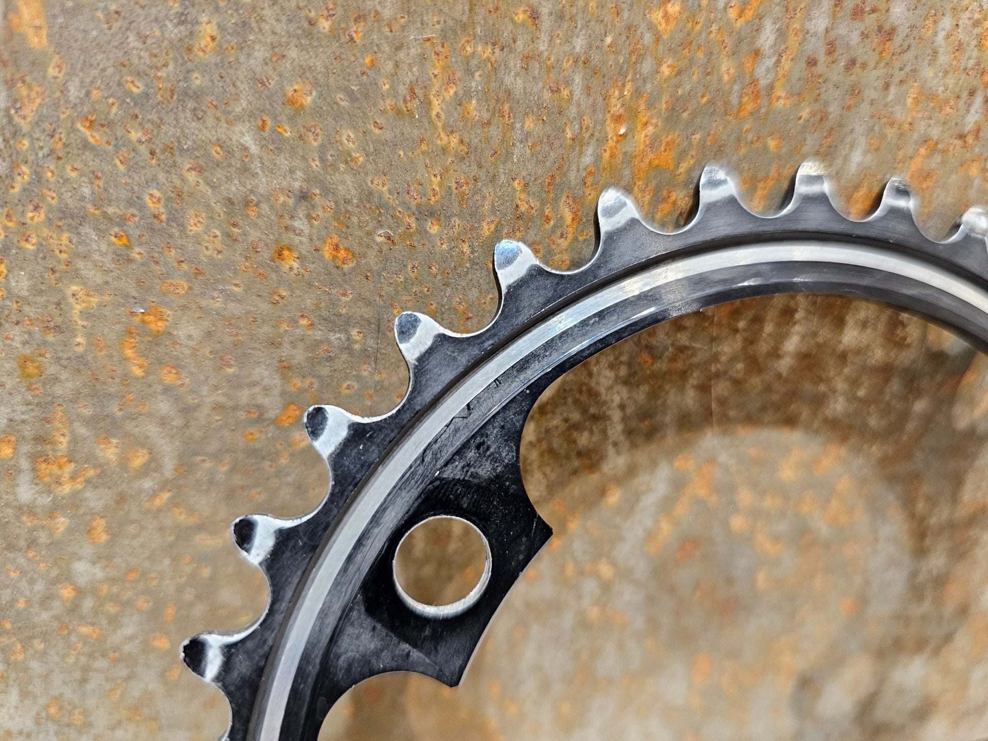 Kettenblatt von Shimano, SHIMANO DURA ACE KETTENBLATT FC - R9100 36 / 39 / 42 / 44 / 46 ZÄHNE GEBRAUCHT in variant_title vor USEDBIKES - OB.DE Hintergrund