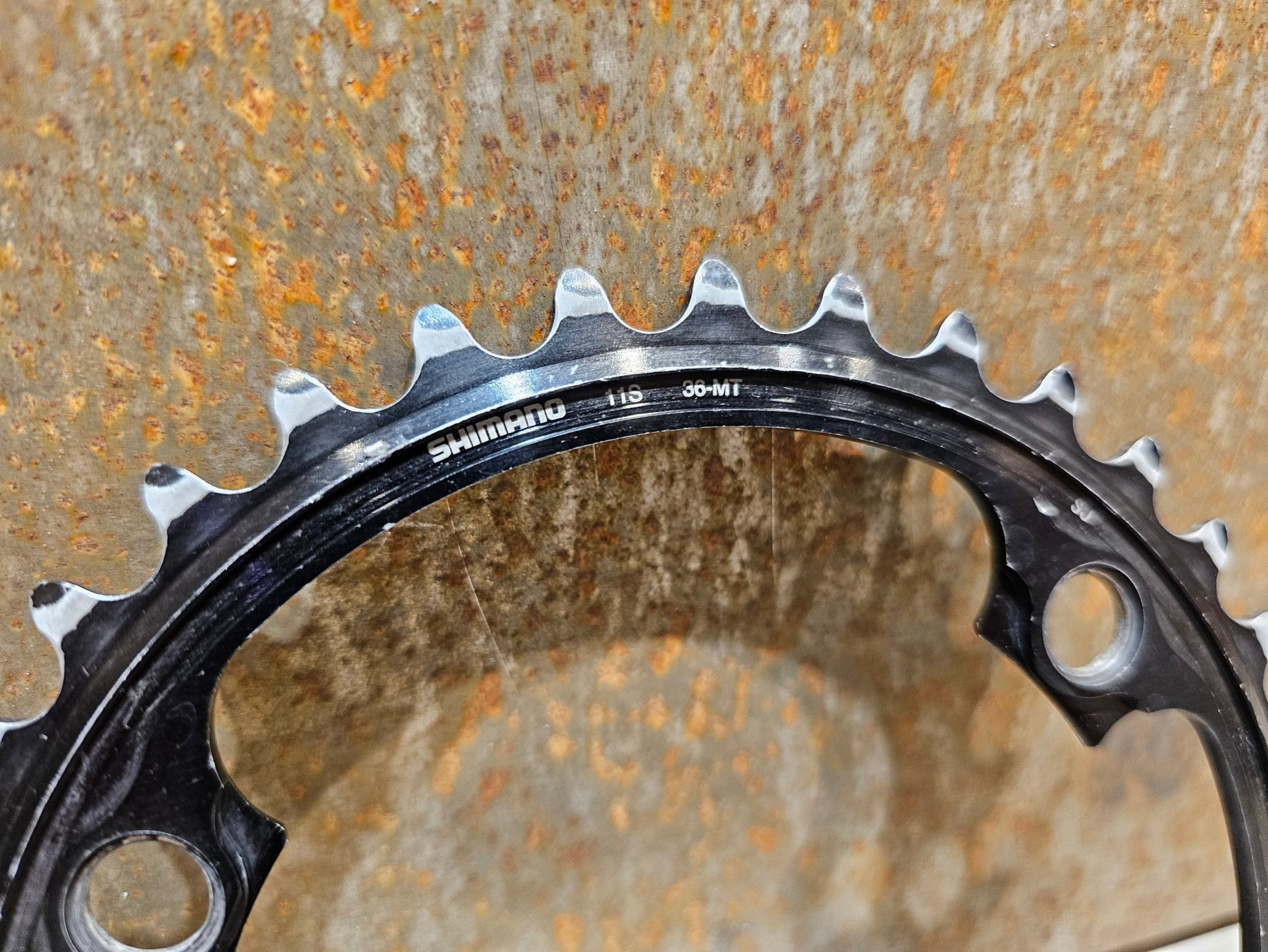 Kettenblatt von Shimano, SHIMANO DURA ACE KETTENBLATT FC - R9100 36 / 39 / 42 / 44 / 46 ZÄHNE GEBRAUCHT in variant_title vor USEDBIKES - OB.DE Hintergrund