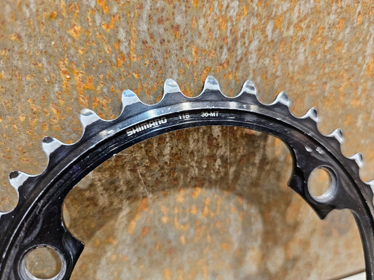 Kettenblatt von Shimano, SHIMANO DURA ACE KETTENBLATT FC - R9100 36 / 39 / 42 / 44 / 46 ZÄHNE GEBRAUCHT in variant_title vor USEDBIKES - OB.DE Hintergrund