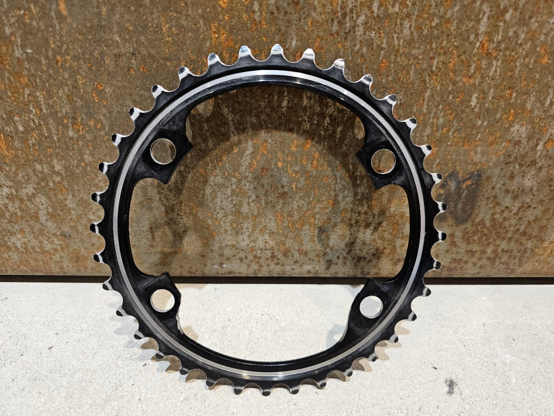 Kettenblatt von Shimano, SHIMANO DURA ACE KETTENBLATT FC - R9100 36 / 39 / 42 / 44 / 46 ZÄHNE GEBRAUCHT in variant_title vor USEDBIKES - OB.DE Hintergrund
