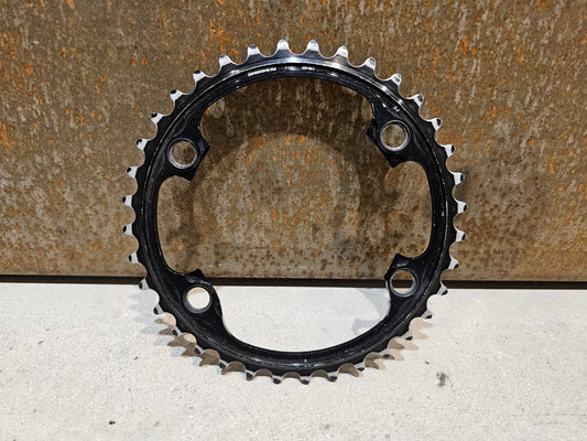 Kettenblatt von Shimano, SHIMANO DURA ACE KETTENBLATT FC - R9100 36 / 39 / 42 / 44 / 46 ZÄHNE GEBRAUCHT in variant_title vor USEDBIKES - OB.DE Hintergrund