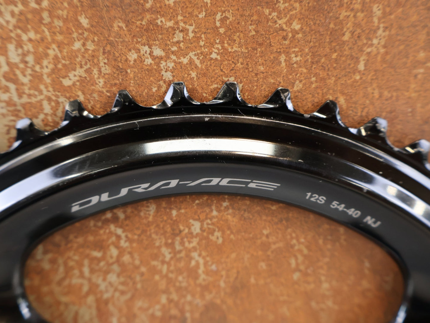Kettenblatt von Shimano, SHIMANO DURA-ACE KETTENBLATT-SET FC-R9200 / 54-40 ZÄHNE / 2X12-FACH / NJ-TYP vor USEDBIKES-OB.DE Hintergrund